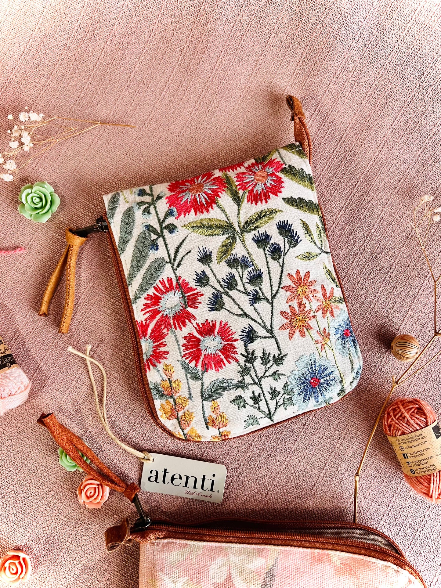 Atenti - Wildflower Circular Case
